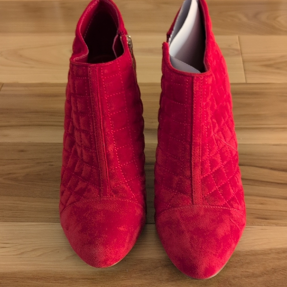 Vince Camuto Red Quilted Ankle Booties 8 Wide